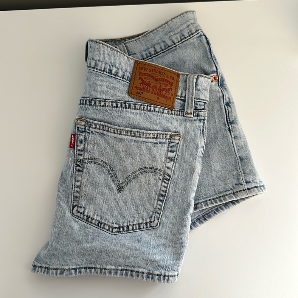Levi’s women’s size 29 light wash jean shorts